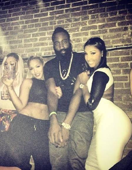 拜仁客战阿森纳名单：凯恩、奥利塞领衔，迪亚斯停赛（拜仁出征阿森纳大名单：凯恩、奥利塞压阵，迪亚斯因停赛缺席）