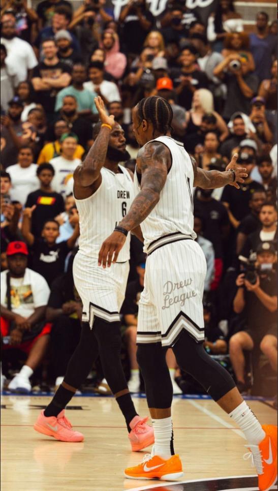 他是全场最耀眼的那个人（全场焦点尽在他一人）