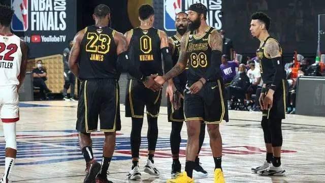 TA：因现代足球重视边路与攻防转换，菱形中场阵型已几乎绝迹（TA：在现代足球强调边路与攻防转换的趋势下，菱形中场几乎走入历史）